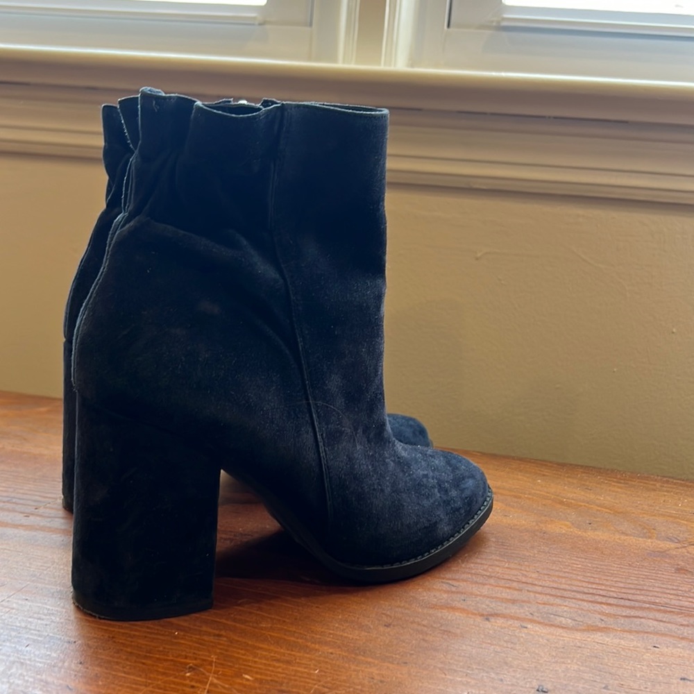 Navy blue heel bootie women. Worn, good condition